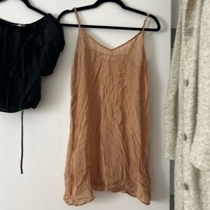 Doen SHORT DEEP V-NECK SLIP
IN CONCH (sheer!)